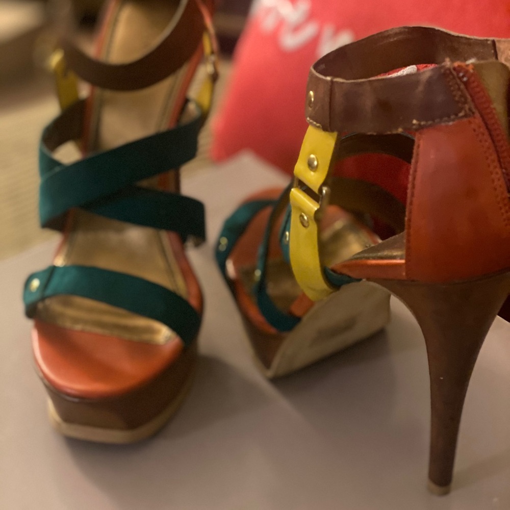 Multi Colored Heel - Picture 3 of 4